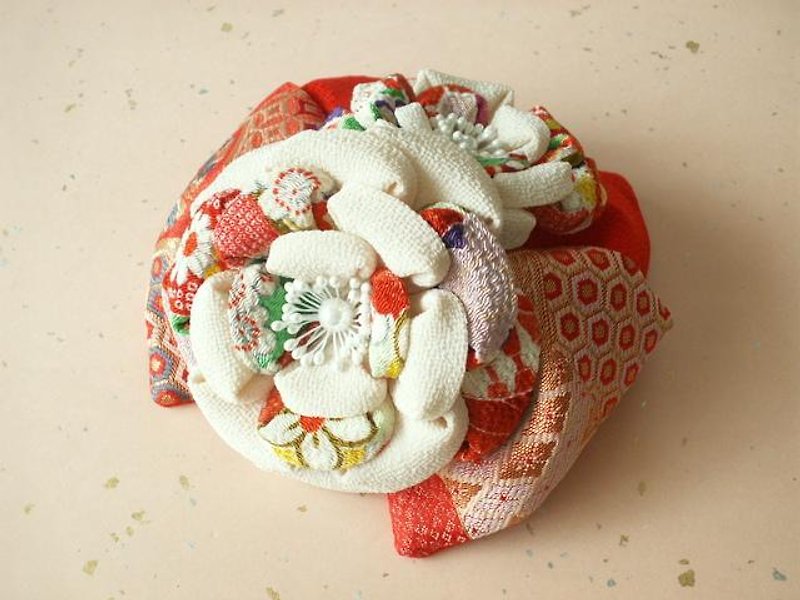 《New color》 Knob work hair ornament Shichigosan [white camellia and big ribbon / white] - เครื่องประดับผม - ผ้าไหม ขาว