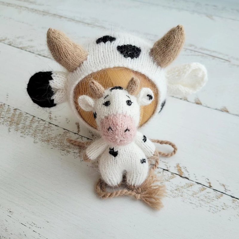 Newborn White Black cow bonnet and stuffed toy. Girl or boy photo props. - 嬰兒手鍊/飾品 - 羊毛 