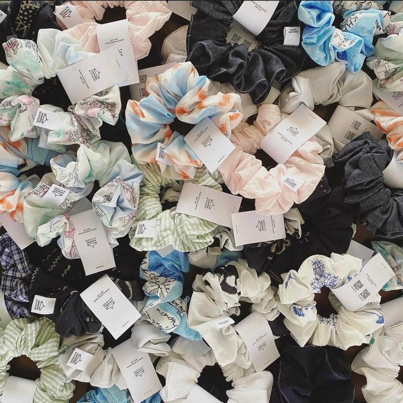 聖誕盲盒 香港原創品牌手製 髮圈 款式隨機 - 頭箍/髮帶/髮圈 - 棉．麻 多色