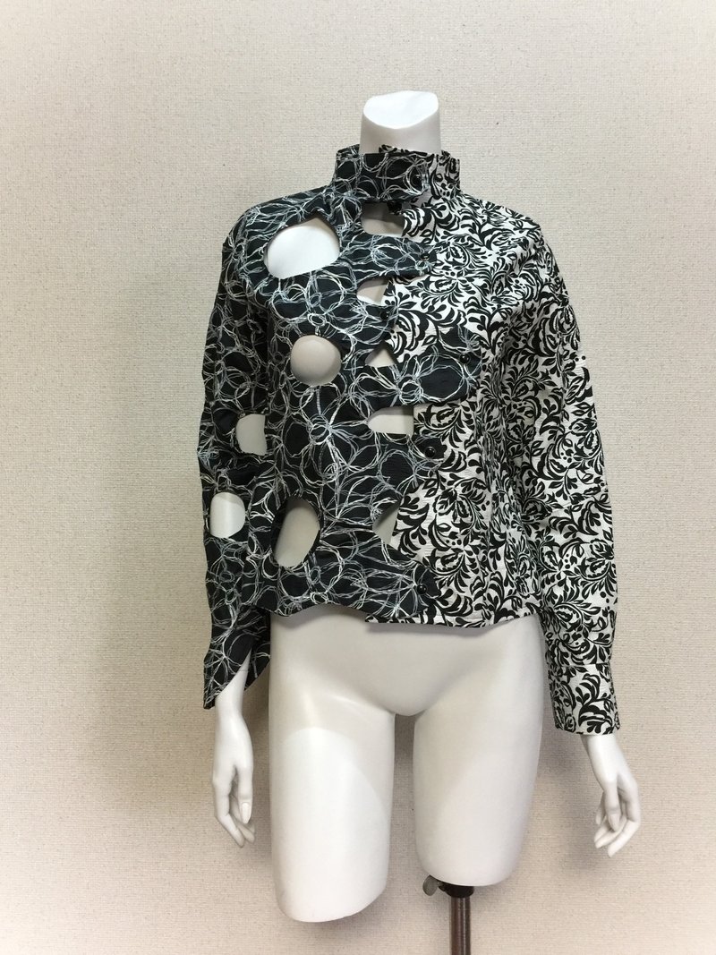 [One of a kind, with design drawing] Asymmetrical curved dot open blouse by KOJI TOYODA - เสื้อผู้หญิง - ผ้าฝ้าย/ผ้าลินิน หลากหลายสี