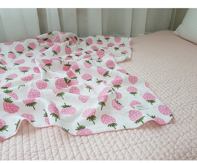かわいい赤ちゃん二重ガーゼブランケットピンクイチゴ ショップ Verymignon ベビー寝具 Pinkoi