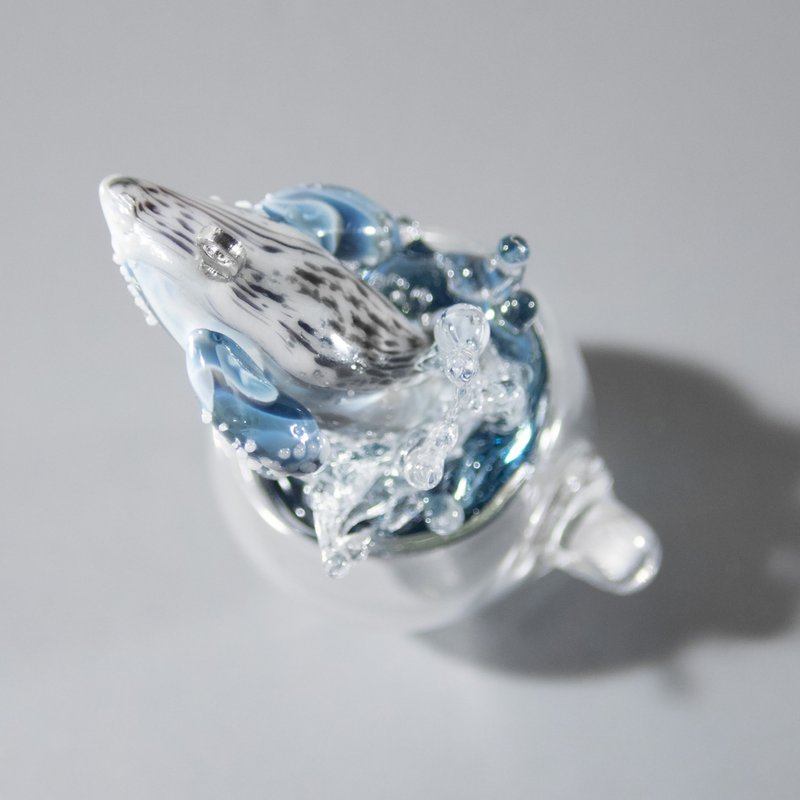 Humpback Whale Jumping out of Small Cup with Ocean Wave Necklace - 項鍊 - 玻璃 藍色