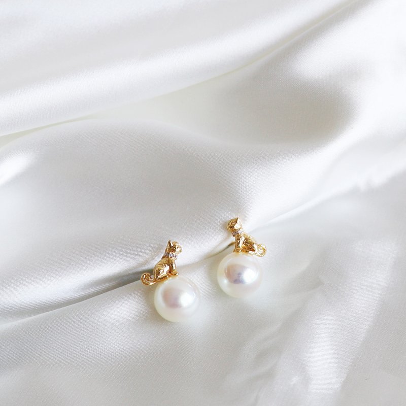 Cute and elegant cat pearl earrings - ต่างหู - เครื่องเพชรพลอย สีทอง