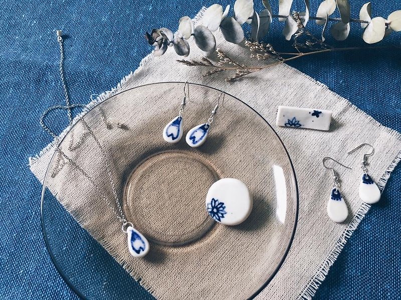青花瓷飾品禮盒-任選 青花瓷耳環1對, 胸針1個, 項鍊或手鍊1條 - 耳環/耳夾 - 瓷 藍色