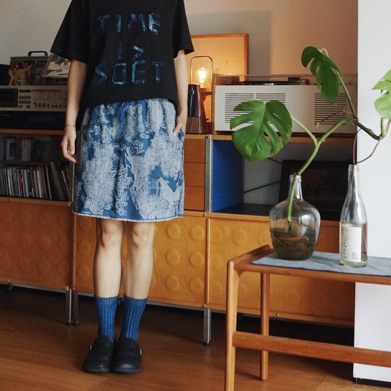 藍色 夏季百搭雙兜短裙 宋人樂活圖 水洗提花牛仔 毛邊款 - 裙子/長裙 - 棉．麻 藍色