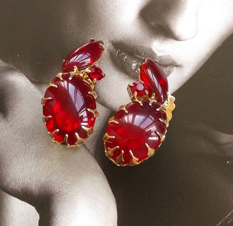 Vintage Jewelry 西洋古董飾品 紅色調 馬眼鑽 夾式耳環 - ต่างหู - โลหะ สีทอง