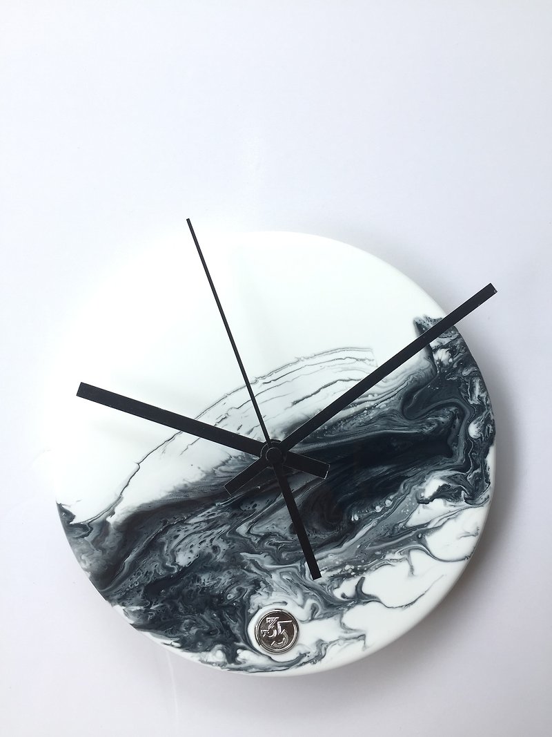 【Black & White 山水畫・月球體・手工掛鐘】20cm - 時鐘/鬧鐘 - 塑膠 黑色