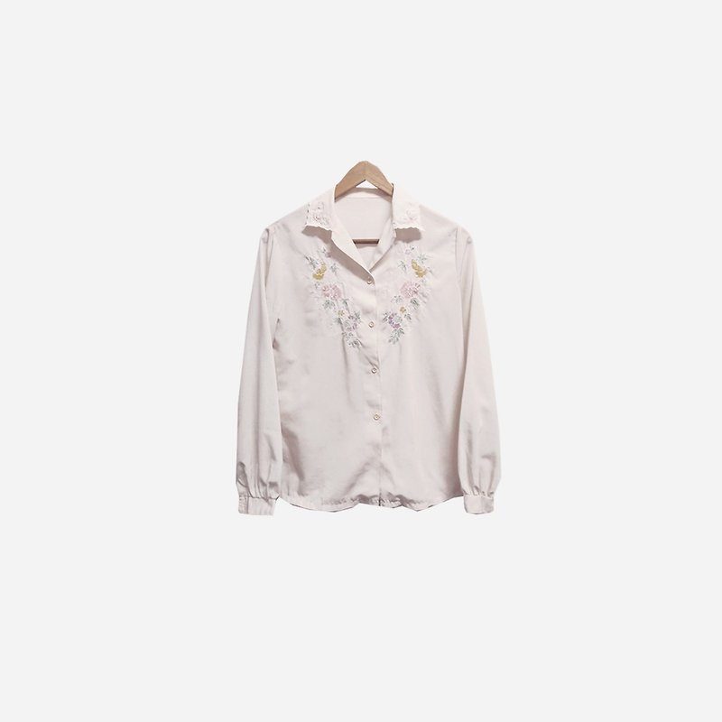 Vintage flower embroidery shirt 158 - เสื้อเชิ้ตผู้หญิง - เส้นใยสังเคราะห์ ขาว
