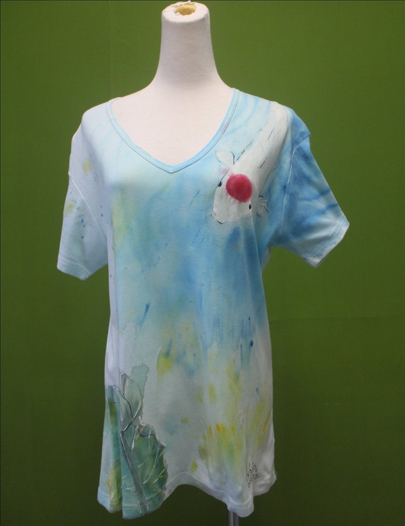 Hand-painted V-neck cotton T carp (only one) - เสื้อยืดผู้ชาย - ผ้าฝ้าย/ผ้าลินิน 