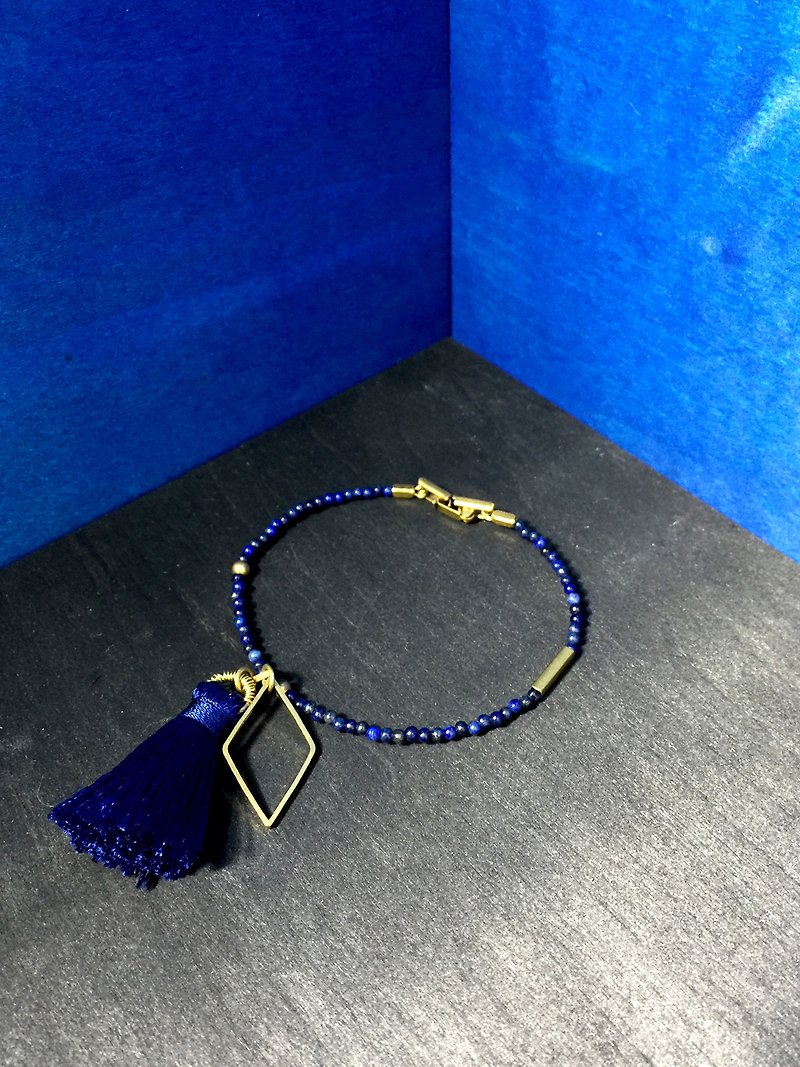 Lapis Lazuli brass tassel bracelet - สร้อยข้อมือ - เครื่องเพชรพลอย สีน้ำเงิน