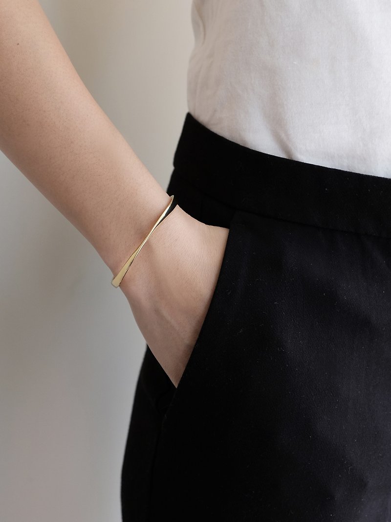 Twisted Cuff Bracelet | Gold | Personalised Gift - สร้อยข้อมือ - สแตนเลส สีทอง