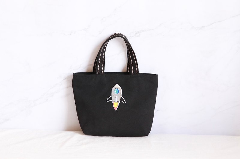 Rocket Ejection Embroidered Eco Bag Tote - กระเป๋าถือ - ผ้าฝ้าย/ผ้าลินิน สีดำ