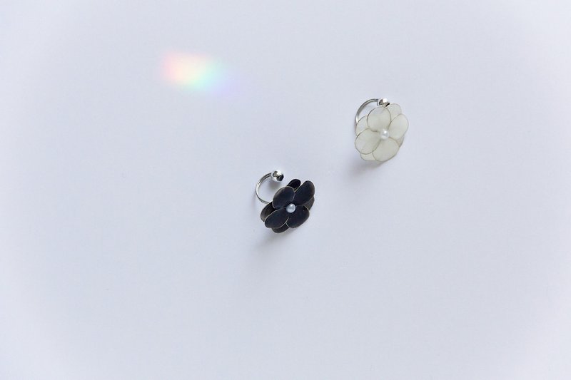 Lassie Flower ear cuff (black / white) clip-on earring - ต่างหู - เรซิน สีดำ