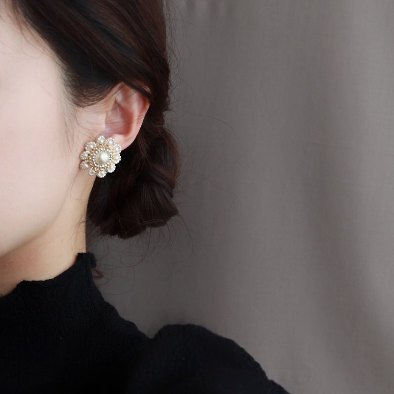 Daisy cream beads flower earrings - Earrings & Clip-ons - Acrylic White