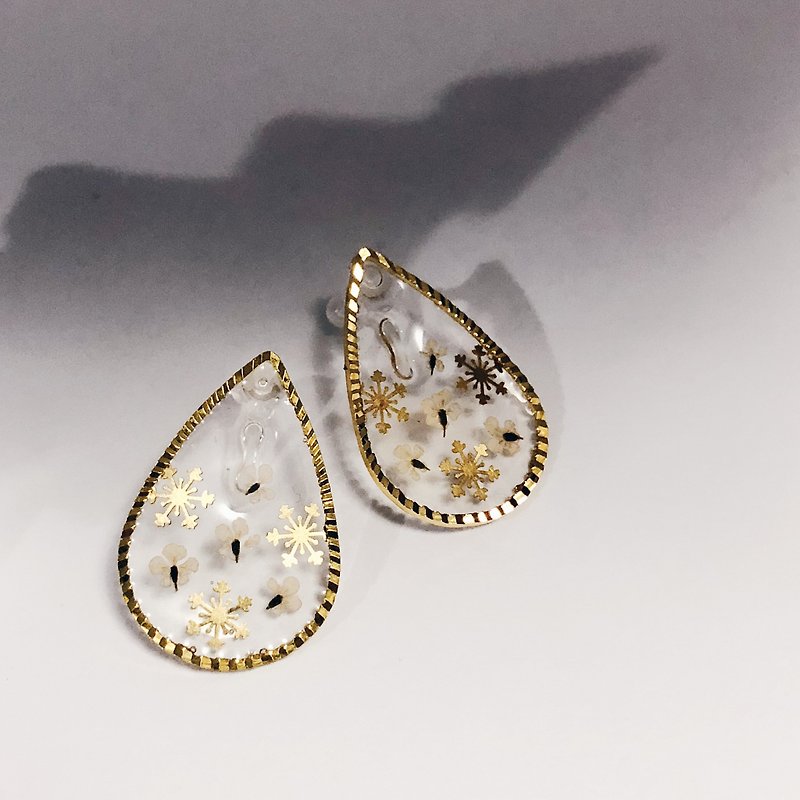 Christmas limited edition: snowflakes golden frame earrings - Earrings & Clip-ons - Other Metals Gold