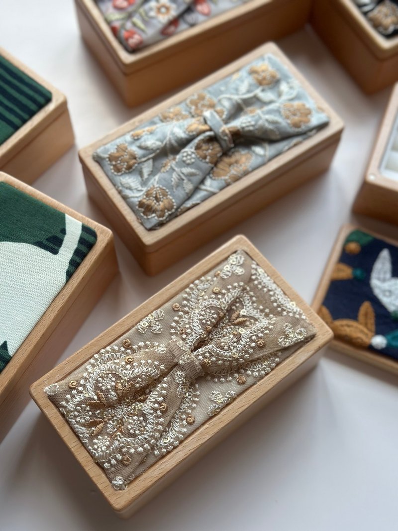 香檳色 印度重工刺繡蝴蝶結實木首飾盒 - 其他 - 棉．麻 金色