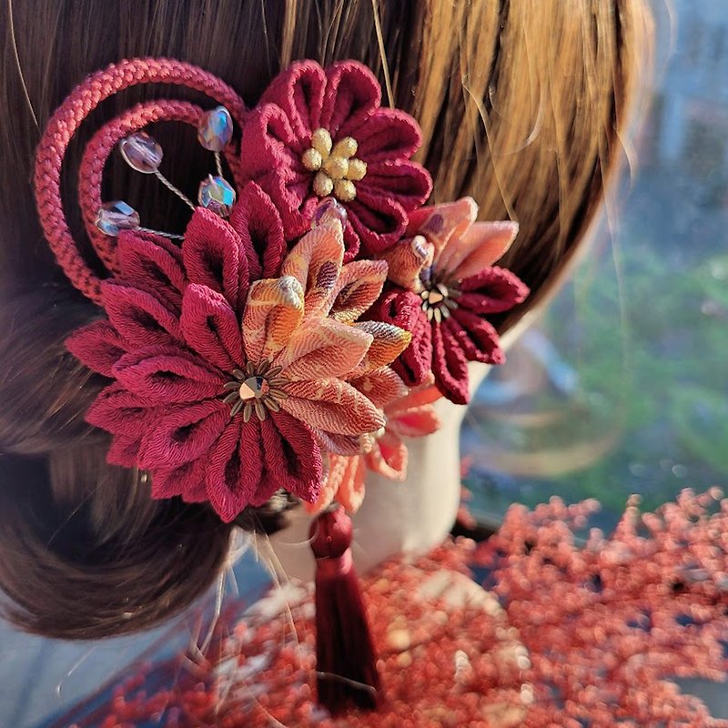 【つまみJointwork】Autumn colors-eight layers of chrysanthemums and tassel hairpins-Japanese style cloth flower creation - Hair Accessories - Polyester Red