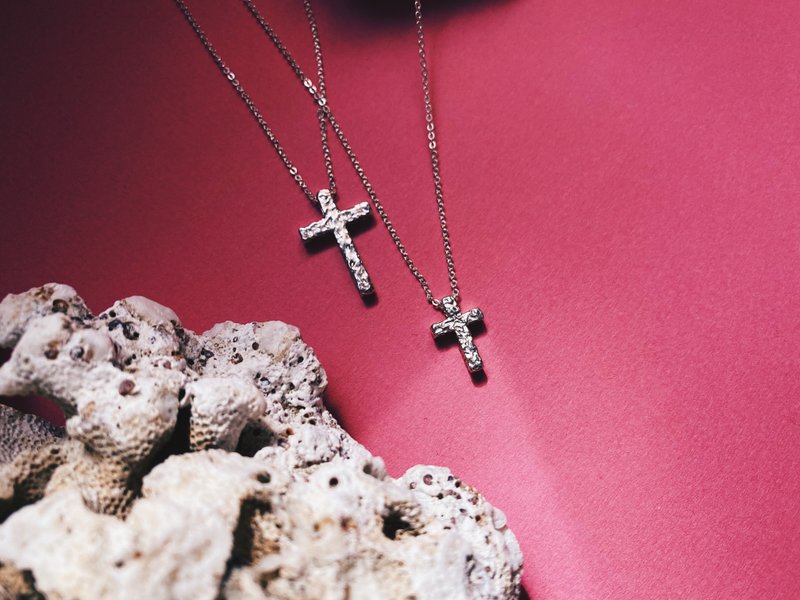 Hammered Cross Necklace - สร้อยคอ - เงินแท้ สีเงิน