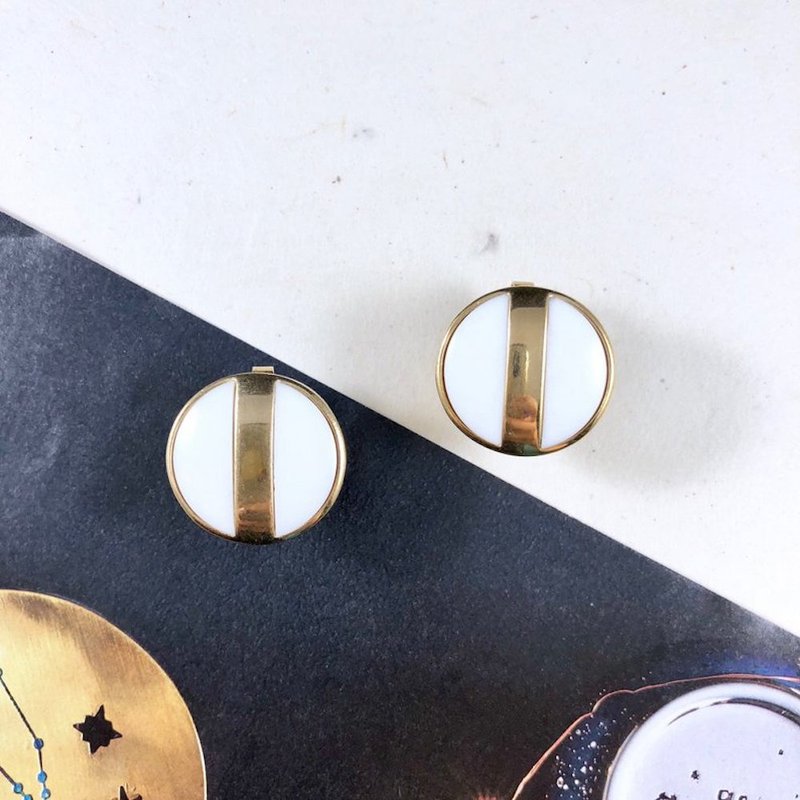 Vintage 80s Avon White Enamel Gold Clip On Earrings - 耳環/耳夾/耳骨夾 - 貴金屬 金色