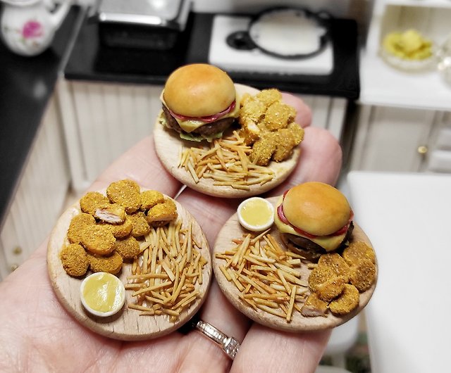 Realistic mini food for Doll Miniature Burger with Fries and sauce Dollhouse miniatures handmade of polymer clay Fastfood McDonalds