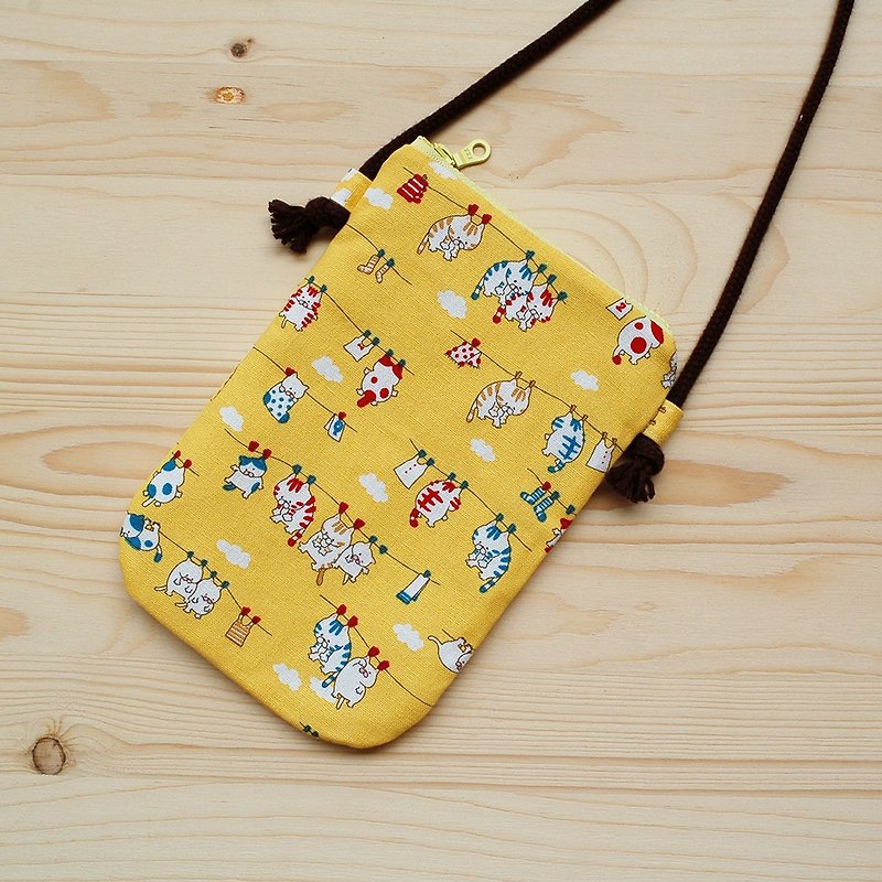 Cat sunbathing cell phone pocket - กระเป๋าแมสเซนเจอร์ - ผ้าฝ้าย/ผ้าลินิน สีเหลือง