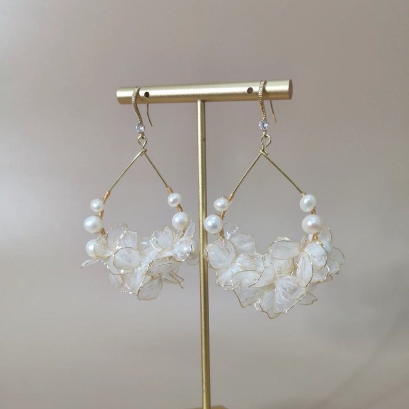 裙下之臣 | 耳夾耳鈎 | 手作婚禮樹脂水晶花飾品 - 耳環/耳夾/耳骨夾 - 其他材質 白色