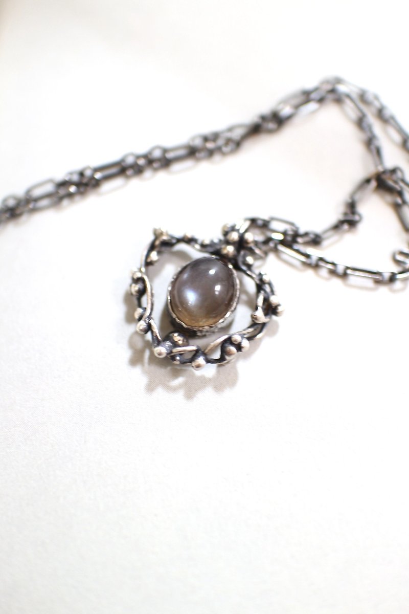 Black Moonstone Love Vine sterling silver necklace - สร้อยคอ - เครื่องเพชรพลอย สีเงิน