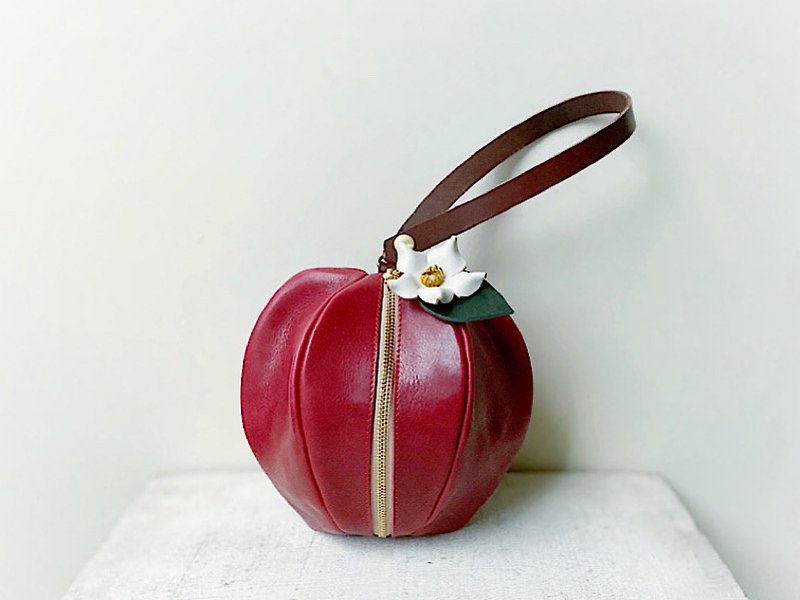 Tochigi leather mini pouch pomme red with flower - กระเป๋าเครื่องสำอาง - หนังแท้ สีแดง