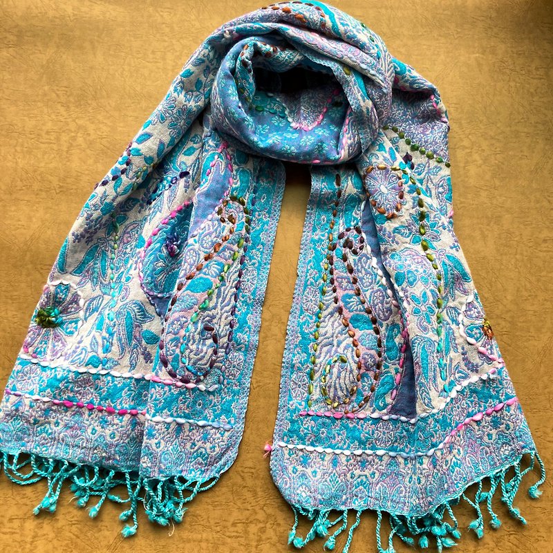 【秋冬新時尚】喀什米爾綉花羊毛披肩 藍色花紋 手工縫綉獨一無二 - 圍巾/披肩 - 羊毛 藍色
