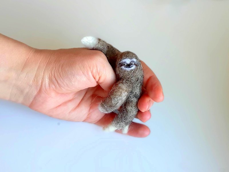 Lazy little sloth ornaments handmade wool healing small needle felted miniatures - ตุ๊กตา - ขนแกะ สีกากี