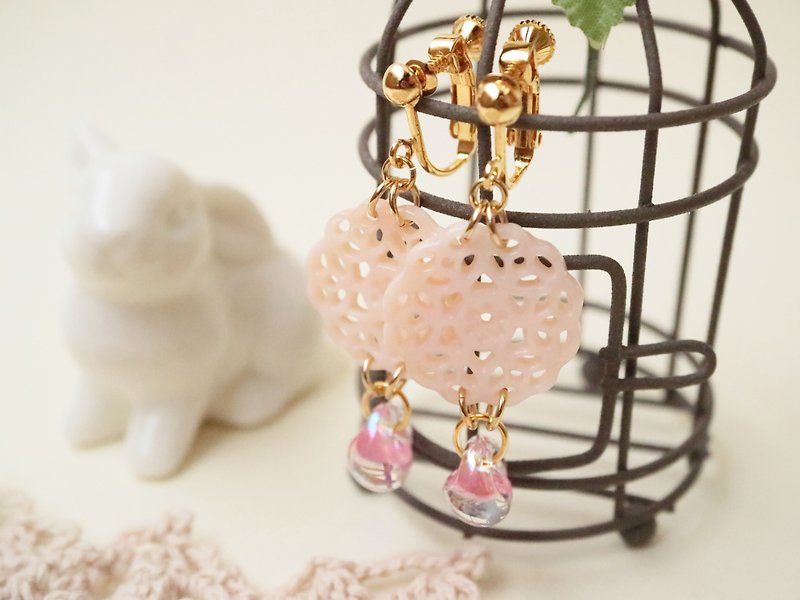 Pink shell lace and American lampwork beads Round magatama Clip-On Pink shell cute shell shell dragonfly ball dragonfly ball swaying elegant borosilicate glass - Earrings & Clip-ons - Shell Pink