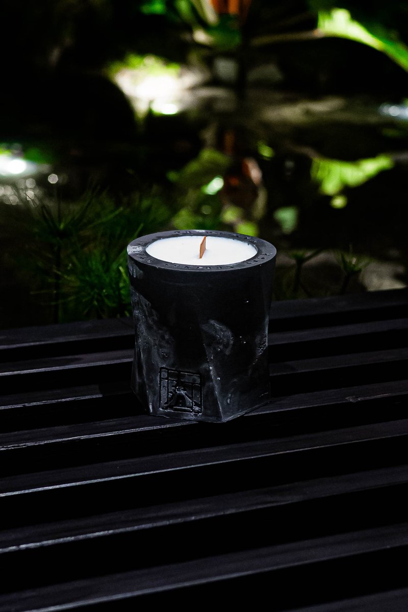 HOPE SPRING ETERNAL Queen of The Night Handmade Aromatique Candle - เทียน/เชิงเทียน - วัสดุอีโค สีเงิน