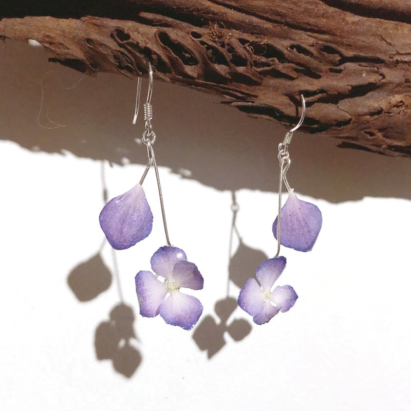 Real flower ornaments. .*Purple Hydrangea plus petal earrings. .*recycled flowers to make your own clip-on type - ต่างหู - พืช/ดอกไม้ สีม่วง