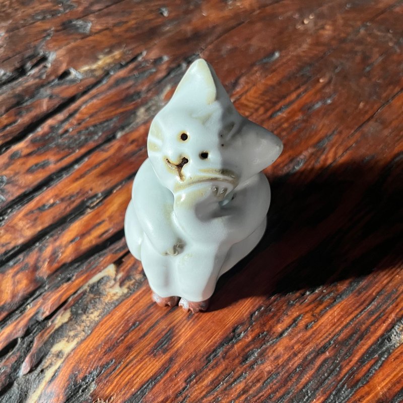 Cheek-holding cat/pottery doll/white glaze - ของวางตกแต่ง - ดินเผา ขาว