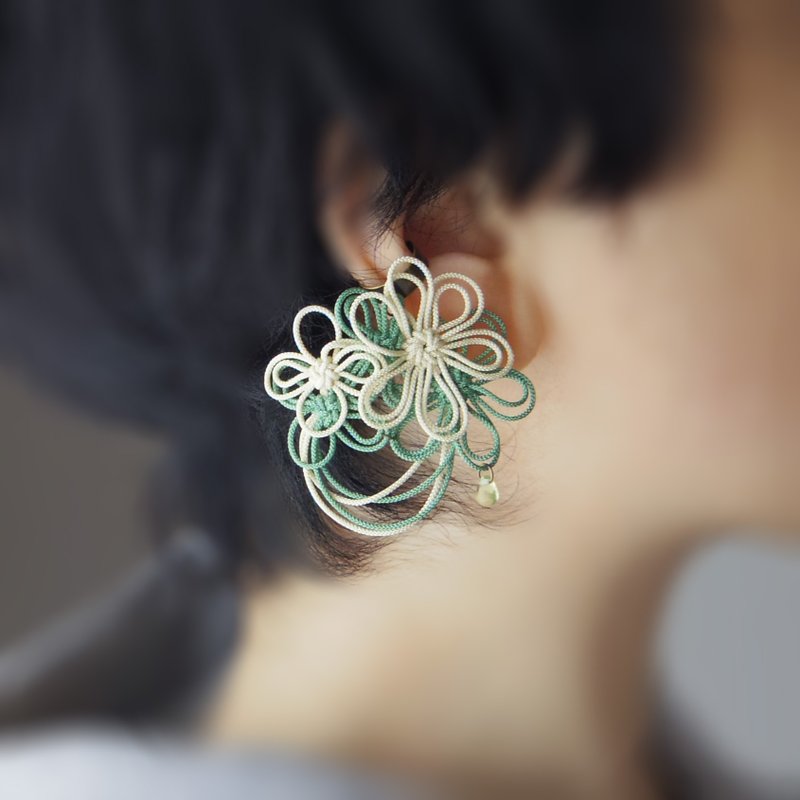 Single Ear Cuff: Kiyora Reflected in the Eyes - ต่างหู - โลหะ ขาว