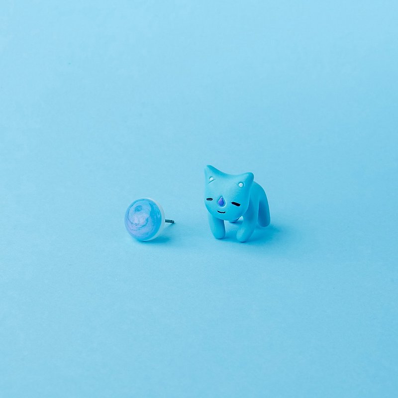 Koya BTS Cat - Polymer Clay Earrings, Handmade&Handpaited - ต่างหู - ดินเหนียว สีน้ำเงิน