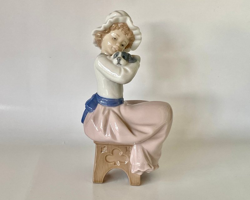 Lladro NAO 大擁抱女孩和小狗雕像 1987 年復古 - 玩偶/公仔 - 瓷 多色