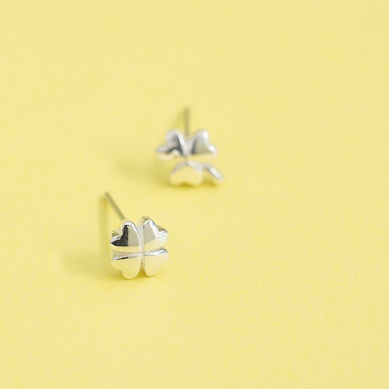 asymmetry clover earrings Clip-On Silver 925 - ต่างหู - โลหะ สีเงิน