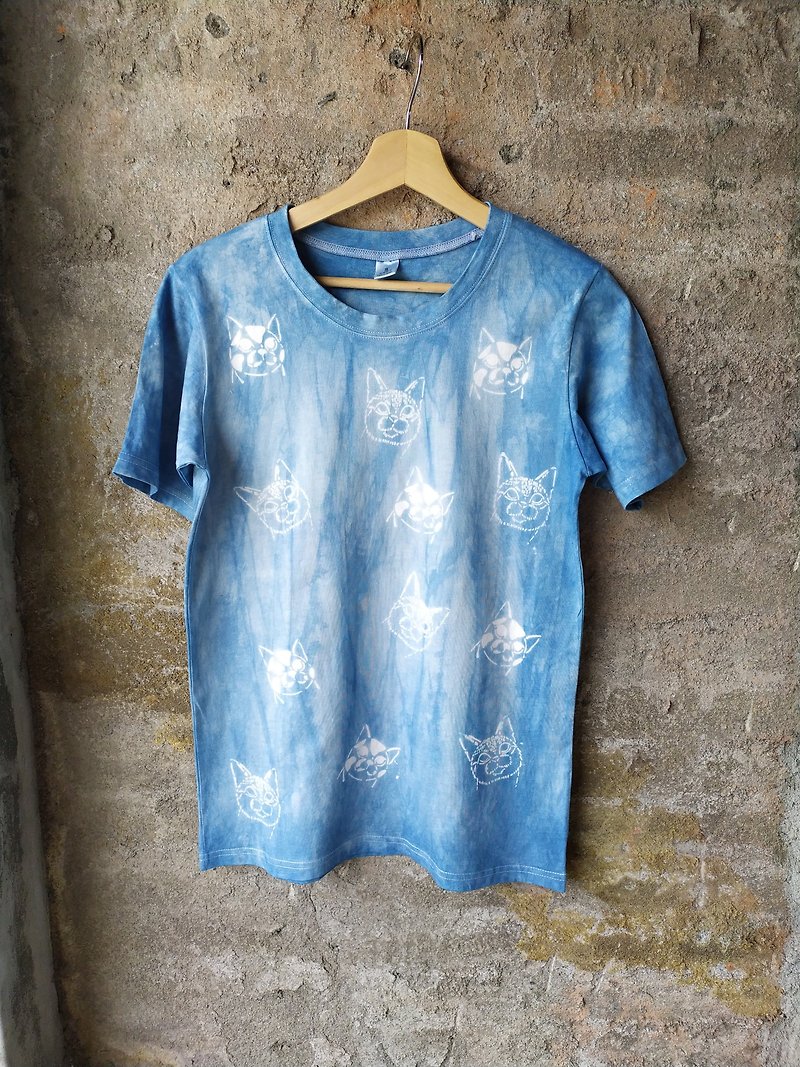 Free Dyeing Isvara Blue Dyeing Friendly Land Pure Cotton T-shirt Daily Cat Serie - เสื้อฮู้ด - ผ้าฝ้าย/ผ้าลินิน สีน้ำเงิน