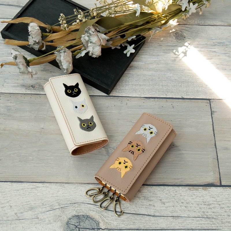 キーケース 【 刺繍 3匹の猫 】 革 レザー 猫 鍵 キーホルダー 猫の日 茶白 黒猫 プチギフト A117I - 鑰匙圈/鑰匙包 - 真皮 咖啡色