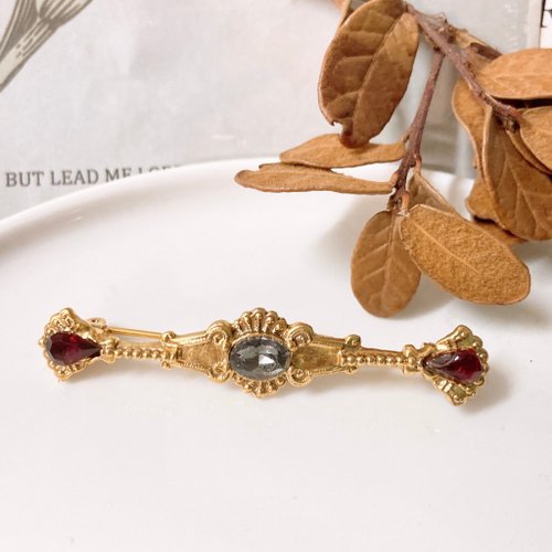 西洋アンティークジュエリー】1928年 ヴィクトリア朝レッド彫刻 ライン