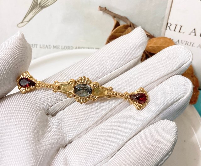 クラシックな浮彫ブローチ クラシックな浮彫ブローチ