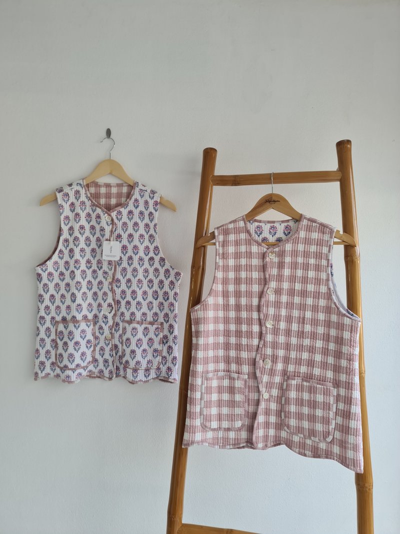 Quilted Vest lined with 100% cotton batting reversible design - 背心/無袖上衣 - 棉．麻 