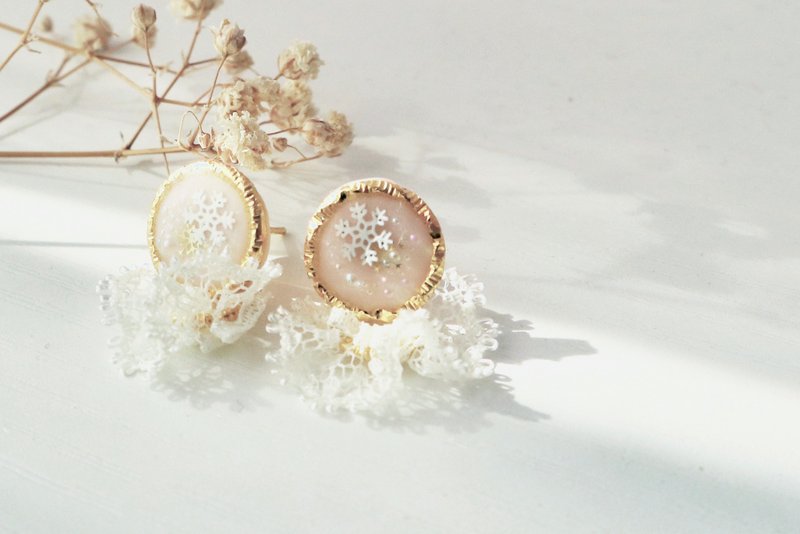 Forest at midnight. 2ways skirt fluttering snowflake earrings. Cheek powder - ต่างหู - เรซิน สึชมพู