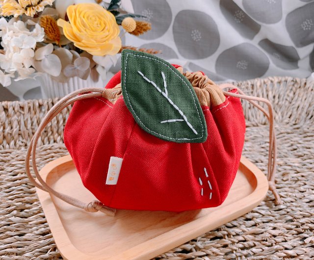 Round on sale pouch bag