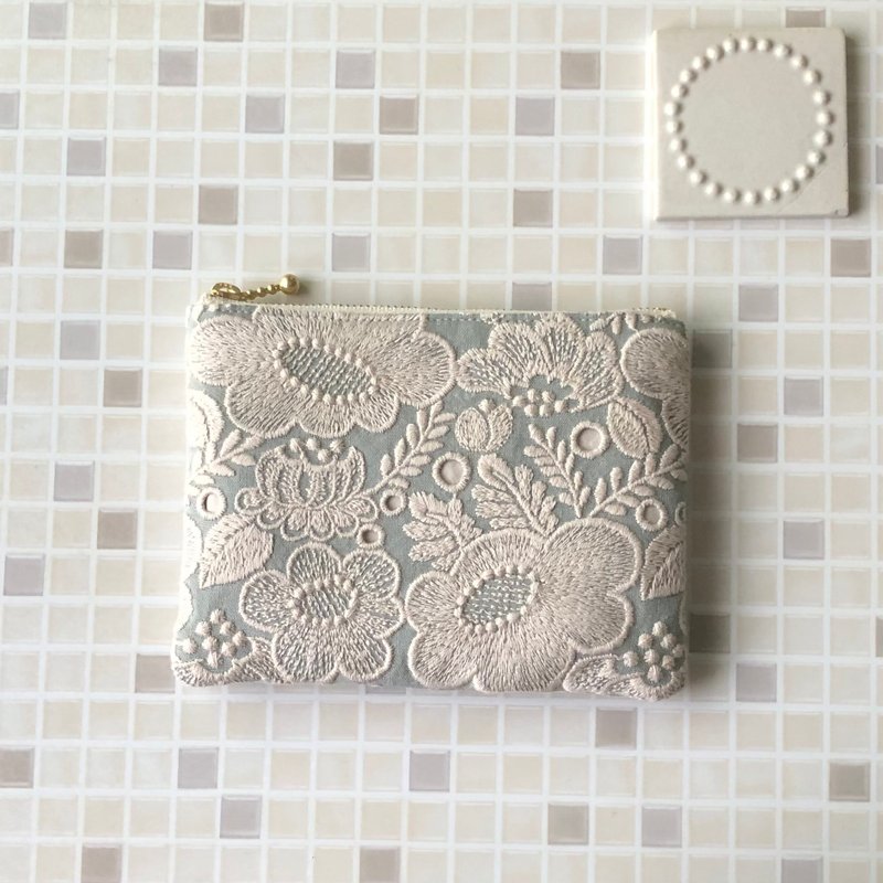 Mini pouch with pocket handmade smile flower embroidery elegant high quality fabric mina perhonen - กระเป๋าเครื่องสำอาง - ผ้าฝ้าย/ผ้าลินิน หลากหลายสี