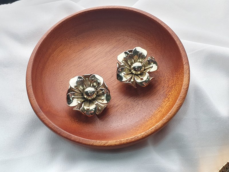 [The United States brings back Western antique jewelry] 1960s vintage earrings clip-on earrings - ต่างหู - โลหะ สีทอง