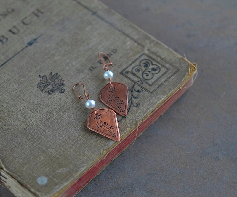 Floral Etched Copper Drop Earrings with Freshwater Pearls, White Dangle Earrings - 耳環/耳夾/耳骨夾 - 銅/黃銅 