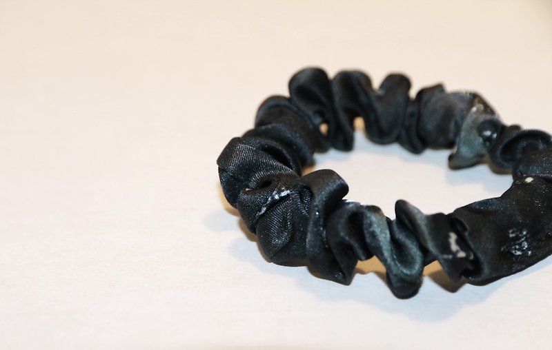 "Antithesis" black printed pure silk elastic fashion hair ring - เครื่องประดับผม - ผ้าไหม สีดำ