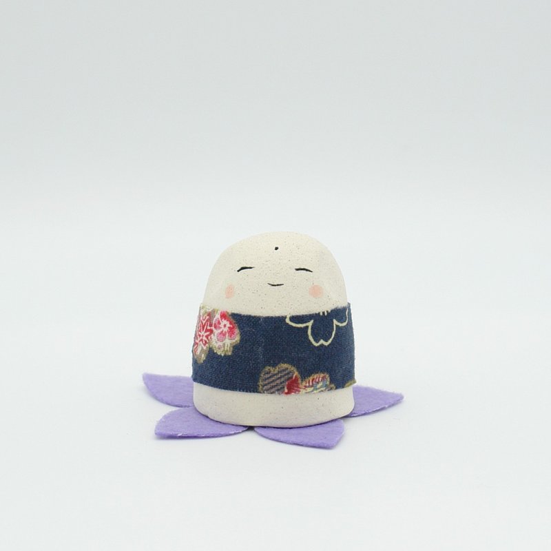 手作り陶人形　お花の敷物付きお地蔵さま - 擺飾/家飾品 - 陶 卡其色